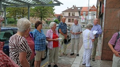 Die Bensheimer erreichten per PKW den Parkplatz "Alter Hafen" und traten die acht Kilometer lange "Genusswanderung" an. Interessant sind die abwechslungsreiche Wasserflora und die vielfältige Vogelwelt, die aber durch die lange trockenheit gelitten haben. 