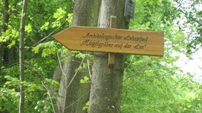 Ehe es weiter auf dem Qualitätswanderweg H6 zu den Hügelgräbern der Schnurkeramiker ging, dankte Paul Schelter im Namen der Wandergruppe den Führern für die interessante Tour in die Jungsteinzeit.

In dieser Zeit waren die Menschen schon sesshaft, betrieben Ackerbau und Viehzucht, wohnten in Pfahlbauten und konnten spinnen und weben. Auch Töpferei entwickelte sich zu hoher Blüte, die Gefäße wurden mit Hilfe von Schnüren verziert (daher der Name Schnurkeramik). 