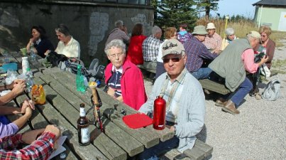 Wieder vorbei am Honisgrindeturm, der -  wie 266 andere Türme in Deutschland - "Bismarckturm" heißt,  ging es wieder bergab zum Mummelsee. Gegenüber dem Parkplatz steht die 1969 bis 1971, von dem Ottenhöfener Architekten Franz Fuchs erbaute St. Michaels-Kapelle, deren schlanker Turm 27 Meter emporragt.