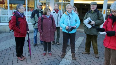 

Wanderführerin Brigitte Bach

Mit der Bundesbahn erreichte die Wandergruppe über Darmstadt und Reinheim Überau, wo die Wanderung begann. Überau konnte im Jahr 2005 sein 700-jähriges Bestehen feiern, aber es ist höchswahrscheinlich noch älter. Ursprünglich gehörte dieses Gebiet den Katzenellbogener, kam aber 1479 an Hessen und konnte bereits 1718 eine Schule gründen. durch die im 19. Jahrhundert entstandene Industrie organisierten sich Arbeiter in der SPD und der KPD und wurden ab 1948 von Adam Büdinger, einem kommunistischen Bürgermeister, regiert.

Der Wanderweg führte zum Ortsteil Hundertmorgen, einer ehemaligen römischen Siedlung, wie durch Bodenfunde bewiesen werden konnte. Über Überklingen, Aspenhof gelangte man in den Ort Hering ("Höhenring") und hatte sich hier die Mittagspause verdient. Hering war früher die kleinste Stadt Hessens, ehe sie seit 31.12.1971 mit fünf weiteren Gemeinten zur Großgemeinte Otzberg zusammengelegt wurde. Die Burg diente bis 1818 als Staatsgefängnis, heute beherbergt sie ein Volkskundemuseum, währen die Revierförsterei 1966 zum Amtsgericht umfunktioniert wurde. Der weiße Rundturm ist weithin sichtbar.