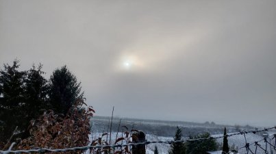 Die Sonne schafft sich ihren Weg durch den Nebel