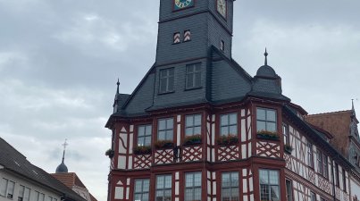 Am Standort des Rathauses am Marktplatz in Lorsch befand sich bereits seit Mitte des 16. Jahrhunderts ein zweigeschossiger Fachwerkbau. Nachdem dieses alte Rathaus um 1700 baufällig geworden war, wurde das heutige Rathaus 1714 und 1715 nach den Bauplänen des schon rund zehn Jahre zuvor errichteten Rathauses von Heppenheim erbaut.