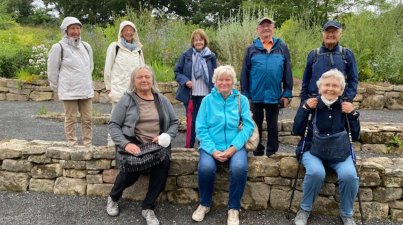 Ein Gruppenbild im Kräutergarten